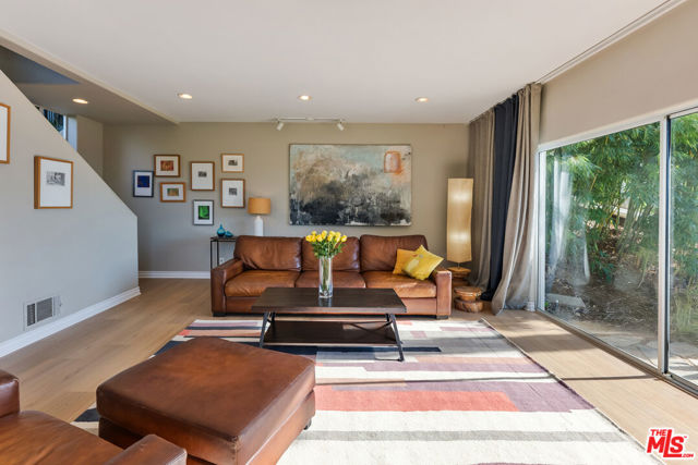 4350 Hillview Drive, Malibu CA: https://media.crmls.org/mediaz/5e2a1f2e-9604-4870-8929-f65829d64561.jpg