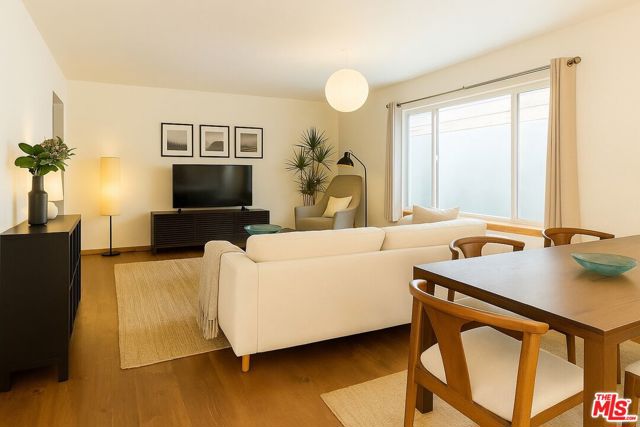 643 Santa Clara Avenue, Venice CA: https://media.crmls.org/mediaz/5e2a5518-e43a-436a-9590-568514ff30da.jpg