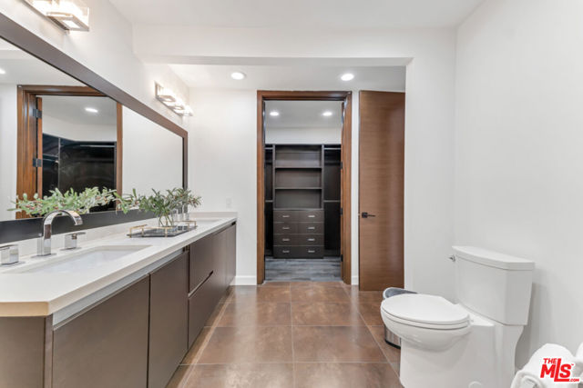 2960 LAKERIDGE Drive, Los Angeles CA: https://media.crmls.org/mediaz/5e2a7a2c-6d62-448d-ac97-65ba08a5c09c.jpg