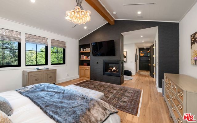 16101 Royal Mount Drive, Encino CA: https://media.crmls.org/mediaz/5e2bcaf1-a591-49d7-ae3c-9e92d2ef5d97.jpg