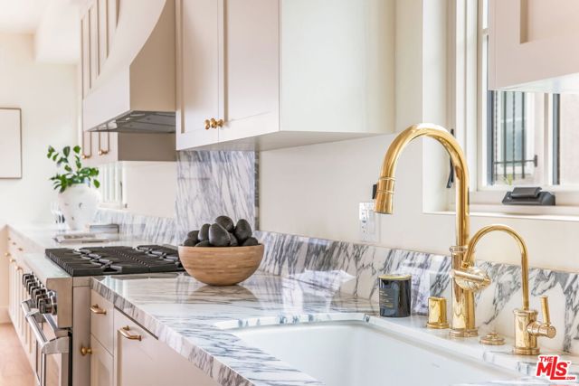 2455 23rd Street, Santa Monica CA: https://media.crmls.org/mediaz/5e2bce17-d1b2-4d6d-b46c-59ed5fcbd4d3.jpg
