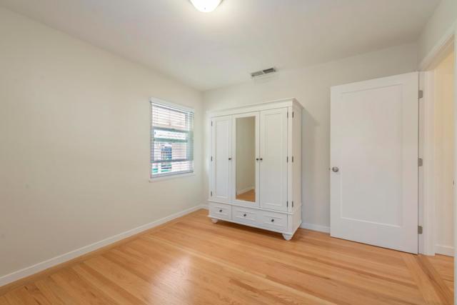 560 6th Avenue, Menlo Park CA: https://media.crmls.org/mediaz/5e2d3bc1-cb0f-4f36-a4f9-f87aa955616d.jpg