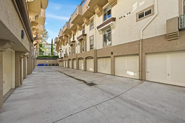 12620 Carmel Country Rd, San Diego CA: https://media.crmls.org/mediaz/5e2d7d74-7bf8-44f5-9790-386d35814661.jpg