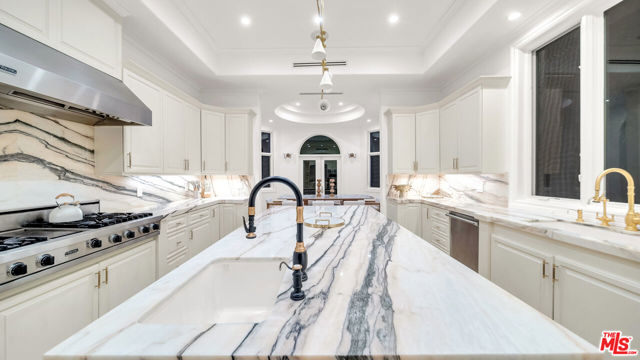 1447 San Ysidro Drive, Beverly Hills CA: https://media.crmls.org/mediaz/5e2da3e9-0307-487c-88c0-788743f8b45f.jpg