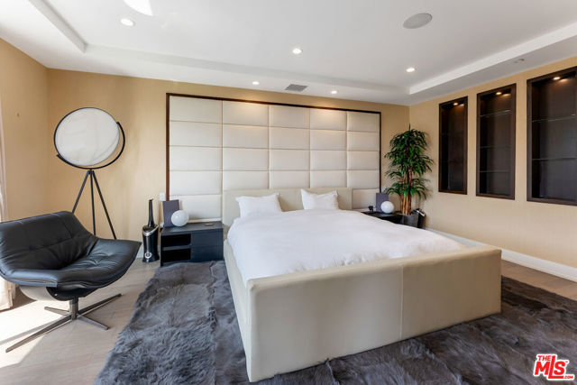 460 N Palm Drive, Beverly Hills CA: https://media.crmls.org/mediaz/5e2e4787-912a-47a1-88db-5e774ef1e2e8.jpg