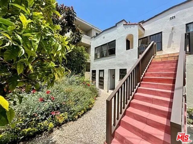 837 5th Street, Santa Monica CA: https://media.crmls.org/mediaz/5e2ecf15-bd7a-461c-9d94-4c86f5167b0f.jpg