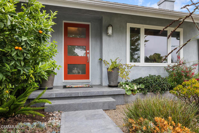 464 W Avenida De Las Flores, Thousand Oaks CA: https://media.crmls.org/mediaz/5e2f4f13-a551-4e28-a333-53924e12ee6f.jpg