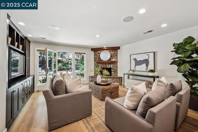 390 Castello Rd, Lafayette CA: https://media.crmls.org/mediaz/5e301a6c-ccd6-40d0-902b-13eef9984ec6.jpg
