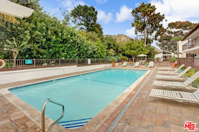 26668 Seagull Way, Malibu CA: https://media.crmls.org/mediaz/5e309969-25a7-493d-9418-a3c8458f5c79.jpg