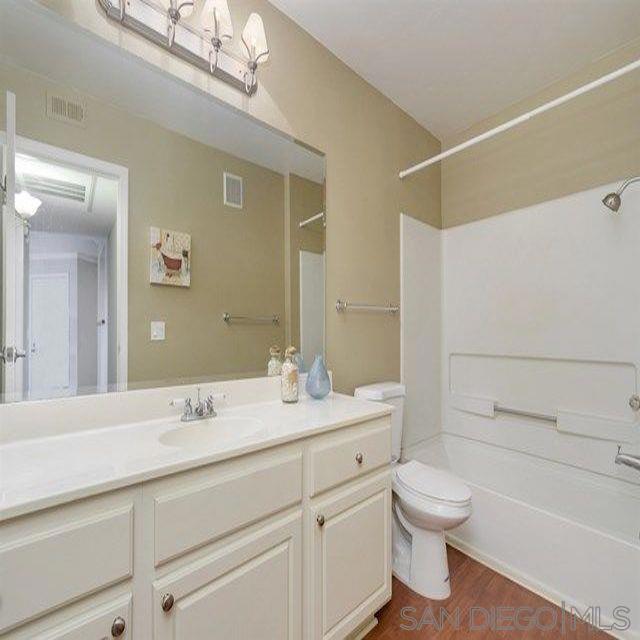 12007 Alta Carmel Ct, San Diego CA: https://media.crmls.org/mediaz/5e30e837-5ad1-4e4f-92f4-a322ba1c6fb1.jpg