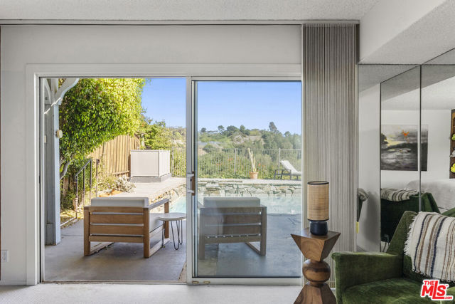 2252 Gloaming Way, Beverly Hills CA: https://media.crmls.org/mediaz/5e31f3e7-94f8-4f92-bb82-d462e2a6683b.jpg