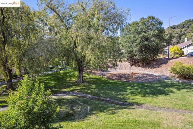 61 Bridle Path Ln, Novato CA: https://media.crmls.org/mediaz/5e327567-a944-49b4-8b28-6045007d3f46.jpg