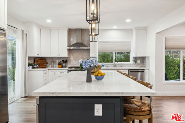 821 S Cloverdale Avenue, Los Angeles CA: https://media.crmls.org/mediaz/5e33492c-95c4-4e90-acb8-322dfdd3c79f.jpg