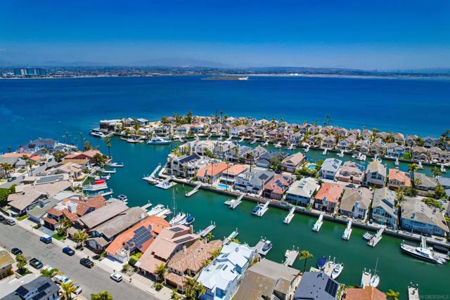 6 Buccaneer Way, Coronado CA: https://media.crmls.org/mediaz/5e338d0a-b931-4080-abeb-fff158d046cc.jpg