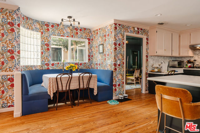 4426 Auckland Avenue, Toluca Lake CA: https://media.crmls.org/mediaz/5e33e191-c08e-4b46-b11c-9e03dbf2e509.jpg