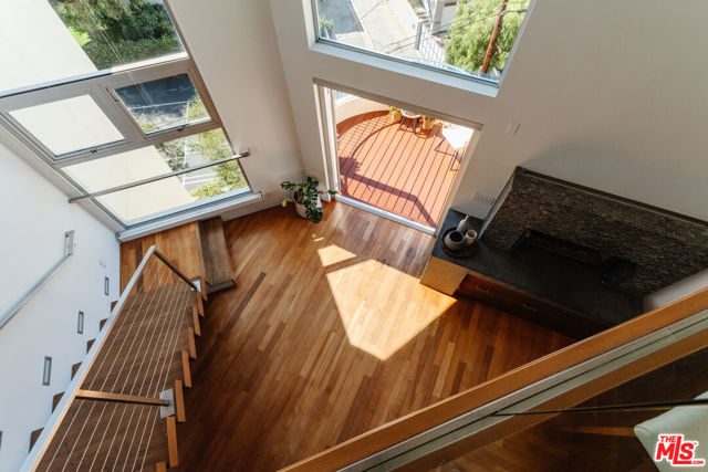 255 Main Street, Venice CA: https://media.crmls.org/mediaz/5e33e19f-172b-4937-a4b2-026816be8101.jpg