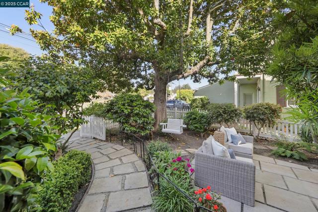 680 Grizzly Peak Blvd, Berkeley CA: https://media.crmls.org/mediaz/5e33fc2b-9472-49fe-9cef-ac8cb633f7f5.jpg