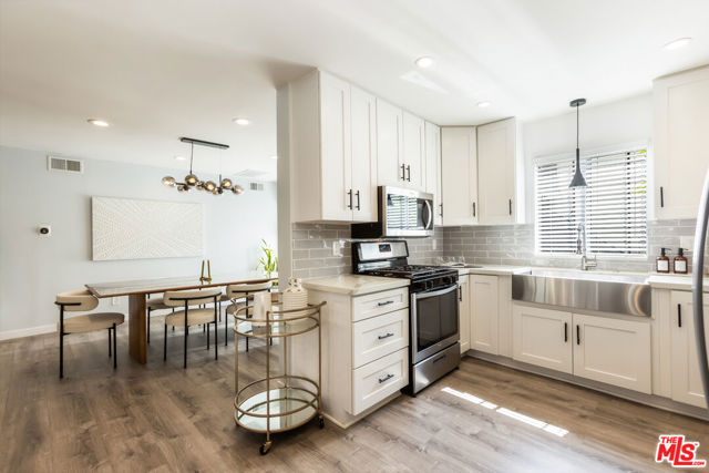 11828 Goshen Avenue, Los Angeles CA: https://media.crmls.org/mediaz/5e350f77-1c19-4f69-820f-19a014b8d2e6.jpg
