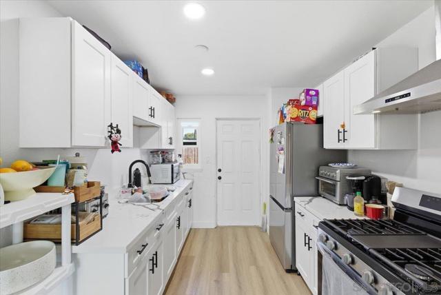 835 Colorado Ave, Chula Vista CA: https://media.crmls.org/mediaz/5e352938-6ae2-42d3-887f-cd10ba05c239.jpg