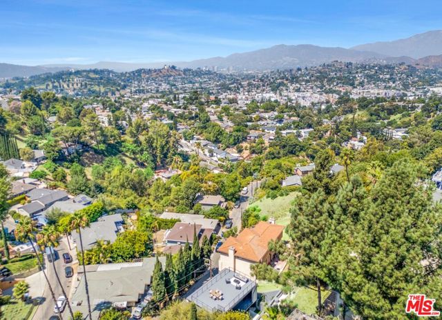1046 Oban Drive, Los Angeles CA: https://media.crmls.org/mediaz/5e352cdf-bf49-4032-b8af-64456a3f7a51.jpg