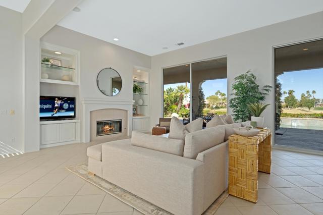 81100 Legends Way, La Quinta CA: https://media.crmls.org/mediaz/5e352e16-7645-47fd-8d38-a17c256e1cdf.jpg