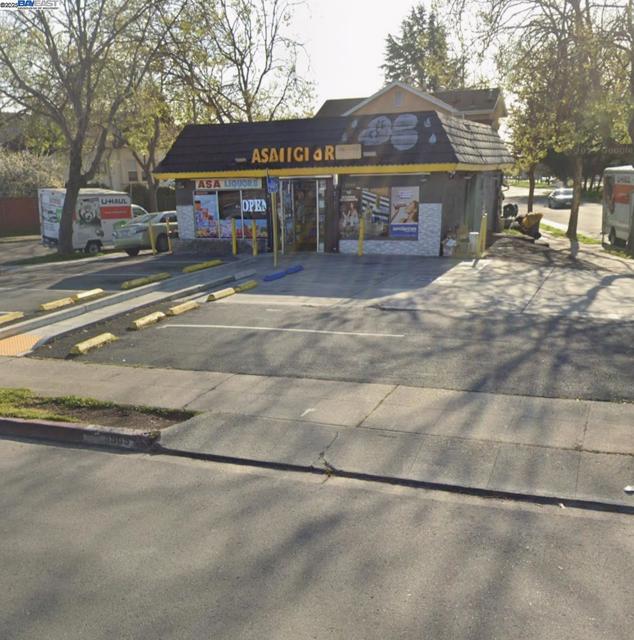 5909 Market, Oakland CA: https://media.crmls.org/mediaz/5e353a13-26de-43af-b6d7-a7568c635f84.jpg