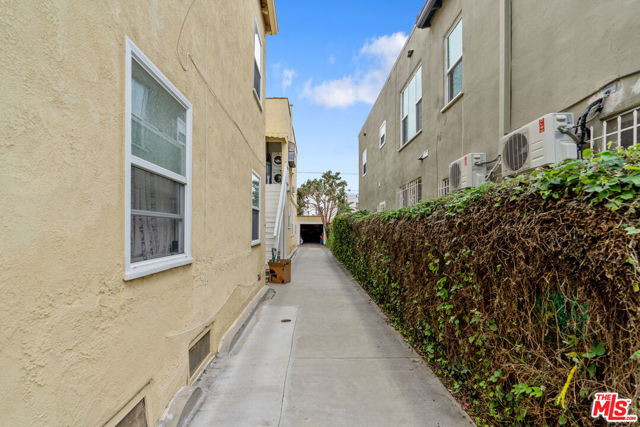 458 N Genesee Avenue, Los Angeles CA: https://media.crmls.org/mediaz/5e36f0c4-bc1c-4d43-b1de-81f0dd7111cc.jpg