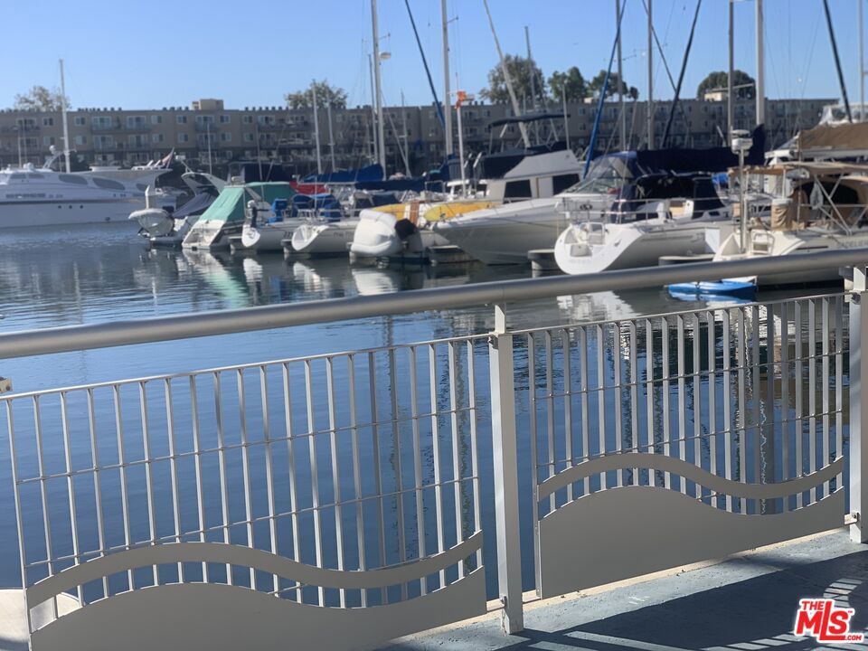 https://media.crmls.org/mediaz/5e374ec0-bde1-444b-a030-bdabc77f7366.jpg?preset=X-Large
