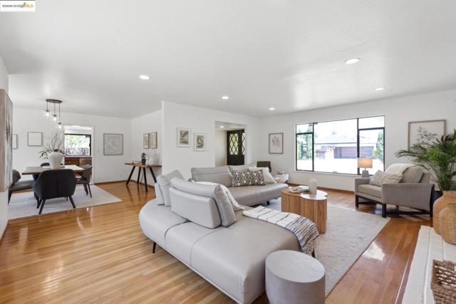 13185 Clairepointe Way, Oakland CA: https://media.crmls.org/mediaz/5e392626-1001-4f91-b392-7292e31a55ad.jpg