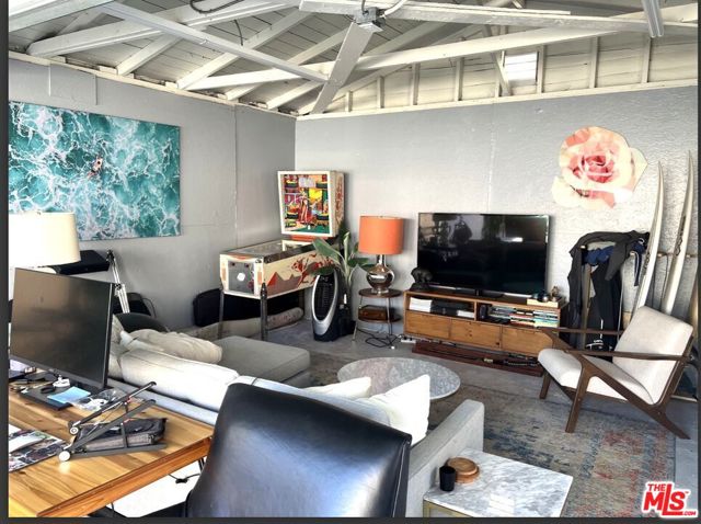 3125 Stanford Avenue, Venice CA: https://media.crmls.org/mediaz/5e395091-b73e-410b-ae57-259397664ca0.jpg