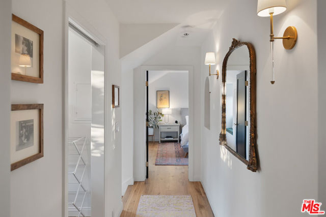 2720 Hollyridge Drive, Los Angeles CA: https://media.crmls.org/mediaz/5e397d47-3dbf-4d2c-8875-5a09665b2d7d.jpg