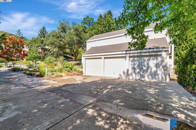 2394 Ironwood Pl, Alamo CA: https://media.crmls.org/mediaz/5e39b71a-25d2-484e-a945-76ffd5a4214c.jpg