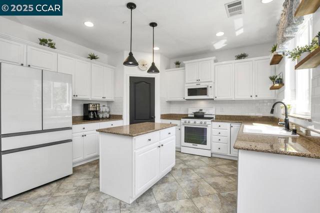 369 Myrtle Ln, Oakley CA: https://media.crmls.org/mediaz/5e3a2c5c-e7cb-4955-896a-c3ff40297635.jpg
