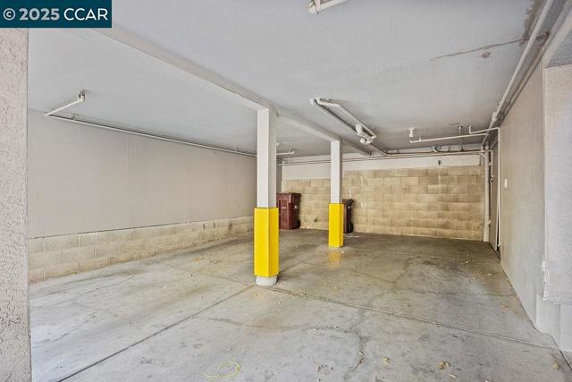 16472 Foothill Blvd, San Leandro CA: https://media.crmls.org/mediaz/5e3a789c-1e89-48d9-af86-40b9ebd1c7bc.jpg