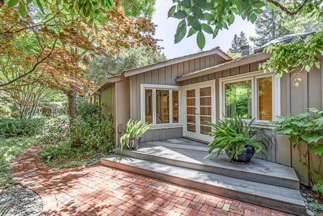 3 Wyndham Drive, Portola Valley CA: https://media.crmls.org/mediaz/5e3a8621-c826-4228-bcfa-63ad93e4d946.jpg