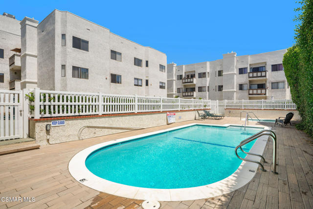 17914 Magnolia Boulevard, Encino CA: https://media.crmls.org/mediaz/5e3accc7-8a43-47cf-8e6a-d5e03f625d52.jpg