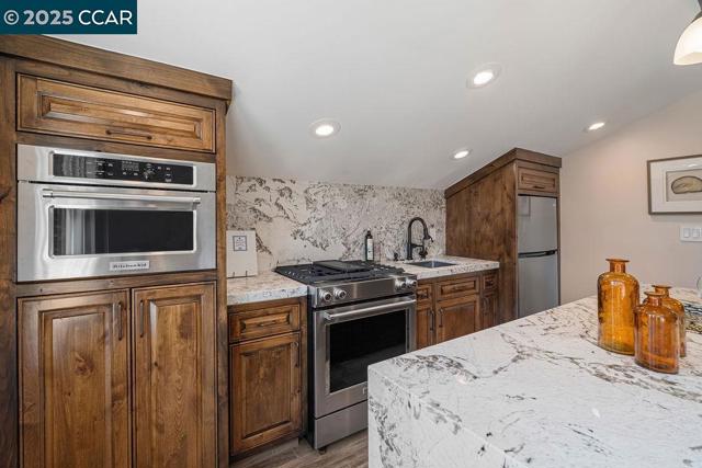221 El Sobrante Dr, Danville CA: https://media.crmls.org/mediaz/5e3ad098-ccf9-4b73-bad6-f183fa384dfa.jpg