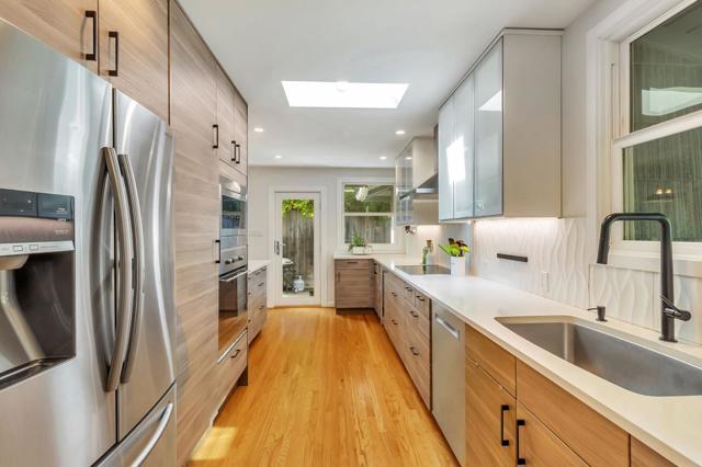 1528 Fernside Street, Redwood City CA: https://media.crmls.org/mediaz/5e3af901-65e1-430e-b861-90d59d7b00b0.jpg
