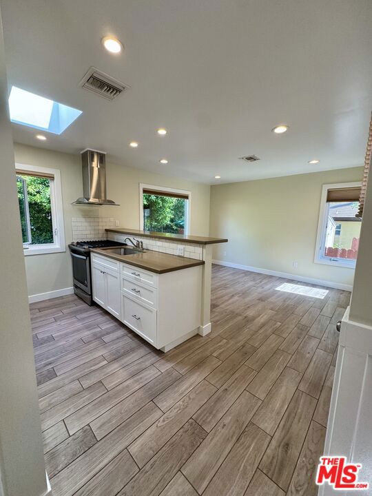 10740 Aqua Vista Street, Studio City CA: https://media.crmls.org/mediaz/5e3b356d-918d-4b4f-bdd8-524f1eeff1b0.jpg