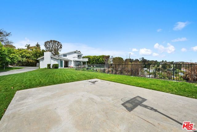 400 Chautauqua Boulevard, Pacific Palisades CA: https://media.crmls.org/mediaz/5e3b71d8-9542-46b7-8695-a48476cea054.jpg