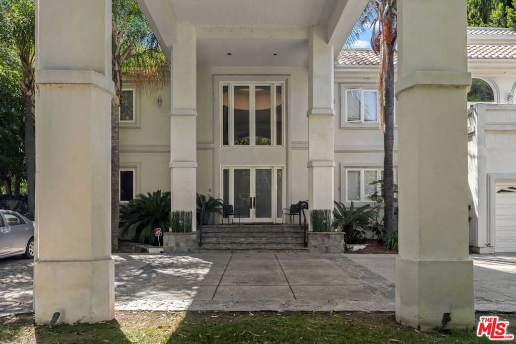 4743 White Oak Avenue — architectural residence