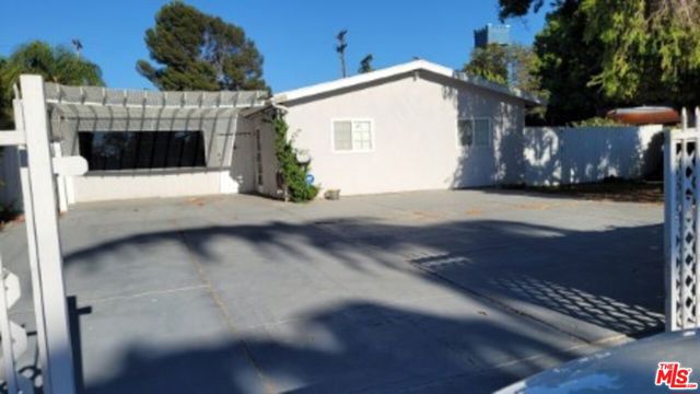 4669 W Olympic Boulevard, Los Angeles CA: https://media.crmls.org/mediaz/5e3c3395-e94f-4753-9b53-228402e76e40.jpg
