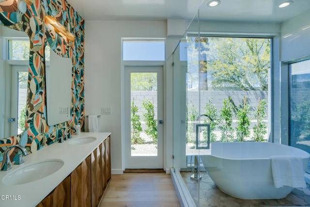 2839 N Davis Way, Palm Springs CA: https://media.crmls.org/mediaz/5e3c5f10-40dc-4fad-b848-bf1b17a3cd4e.jpg