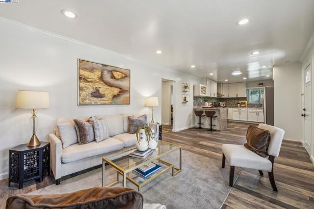 316 3Rd Ave S, Pleasant Hill CA: https://media.crmls.org/mediaz/5e3c645d-e4a9-44a7-a1ac-48e6519f481c.jpg