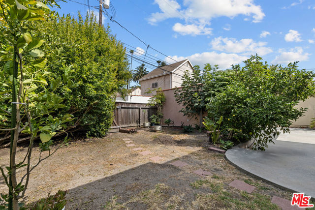 252 S Maple, Beverly Hills CA: https://media.crmls.org/mediaz/5e3c896a-8bbc-497c-8fb2-1f5ab8bc2394.jpg