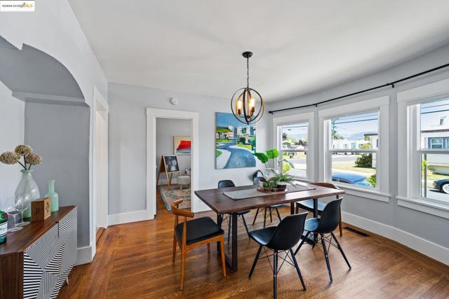 1547 68Th Ave, Oakland CA: https://media.crmls.org/mediaz/5e3cf7d5-6564-40f8-a8e3-2026e66c4934.jpg