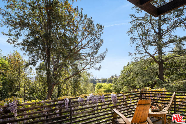 2669 Harlesden Court, Los Angeles CA: https://media.crmls.org/mediaz/5e3d192e-f2bc-42a4-a2e7-f528ea104b32.jpg