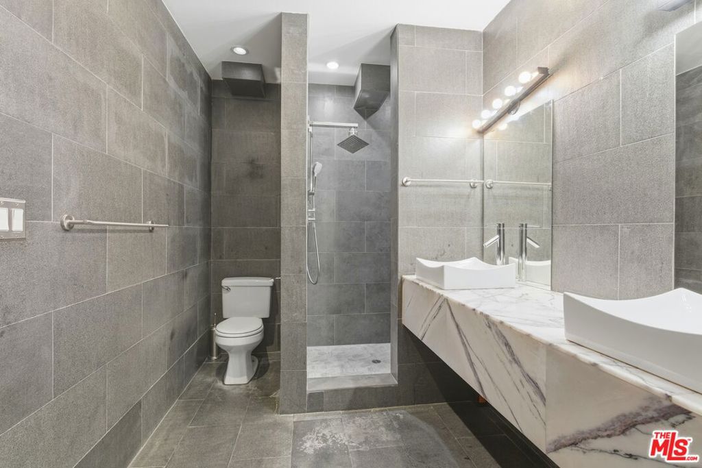 https://media.crmls.org/mediaz/5e3d68de-a990-4be5-b489-ef051285df8b.jpg?preset=X-Large