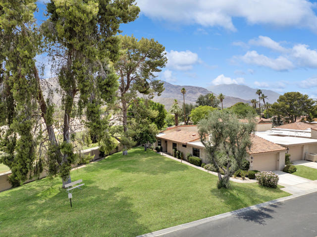 77 Majorca Drive, Rancho Mirage CA: https://media.crmls.org/mediaz/5e3e3c09-20fe-4f5d-8420-516d682c0c76.jpg
