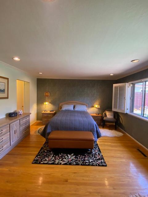 1683 Escalante Way, Burlingame CA: https://media.crmls.org/mediaz/5e3e97e6-426d-45d1-a128-f870d8c4bdae.jpg